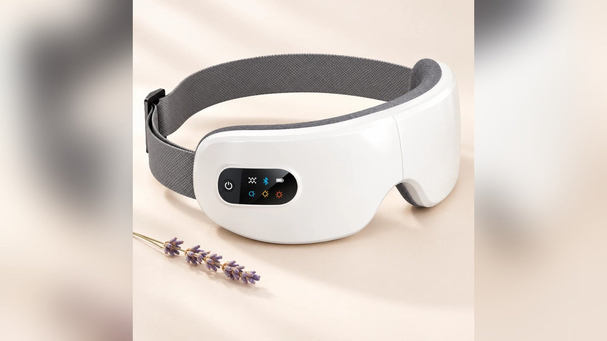 Gafas de masaje para ojos blancas con cinta gris y una rama de lavanda