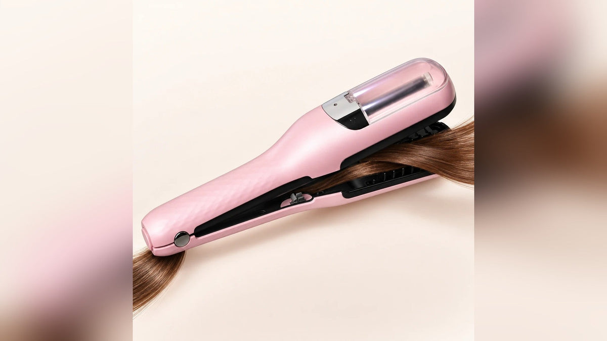 Cortapuntas automático rosa con un mechón de pelo castaño brillante