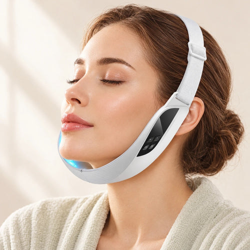 Mujer relajada con la banda facial anti papada puesta, de perfil
