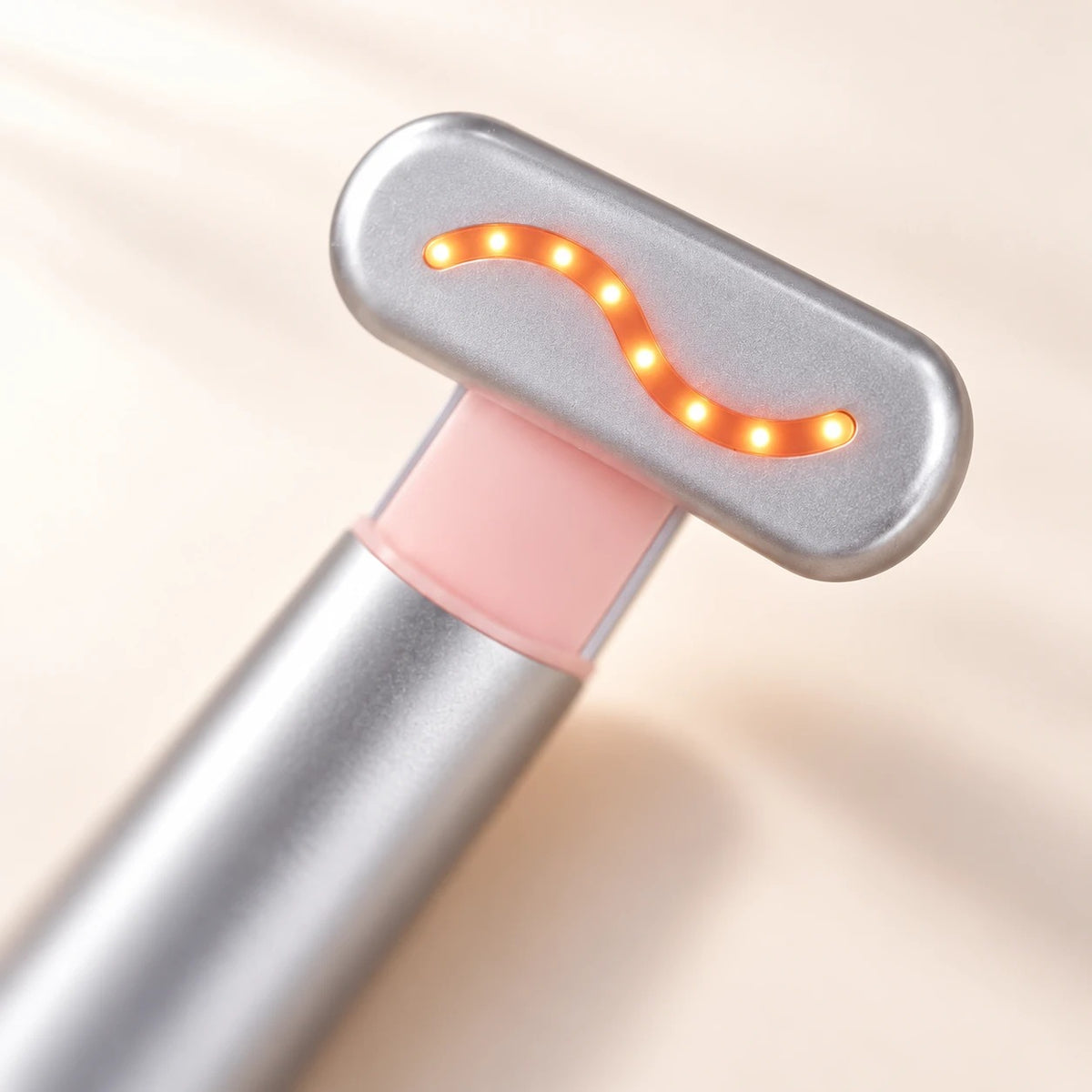 Cabezal en T del masajeador facial con su línea de luz cálida, de cerca