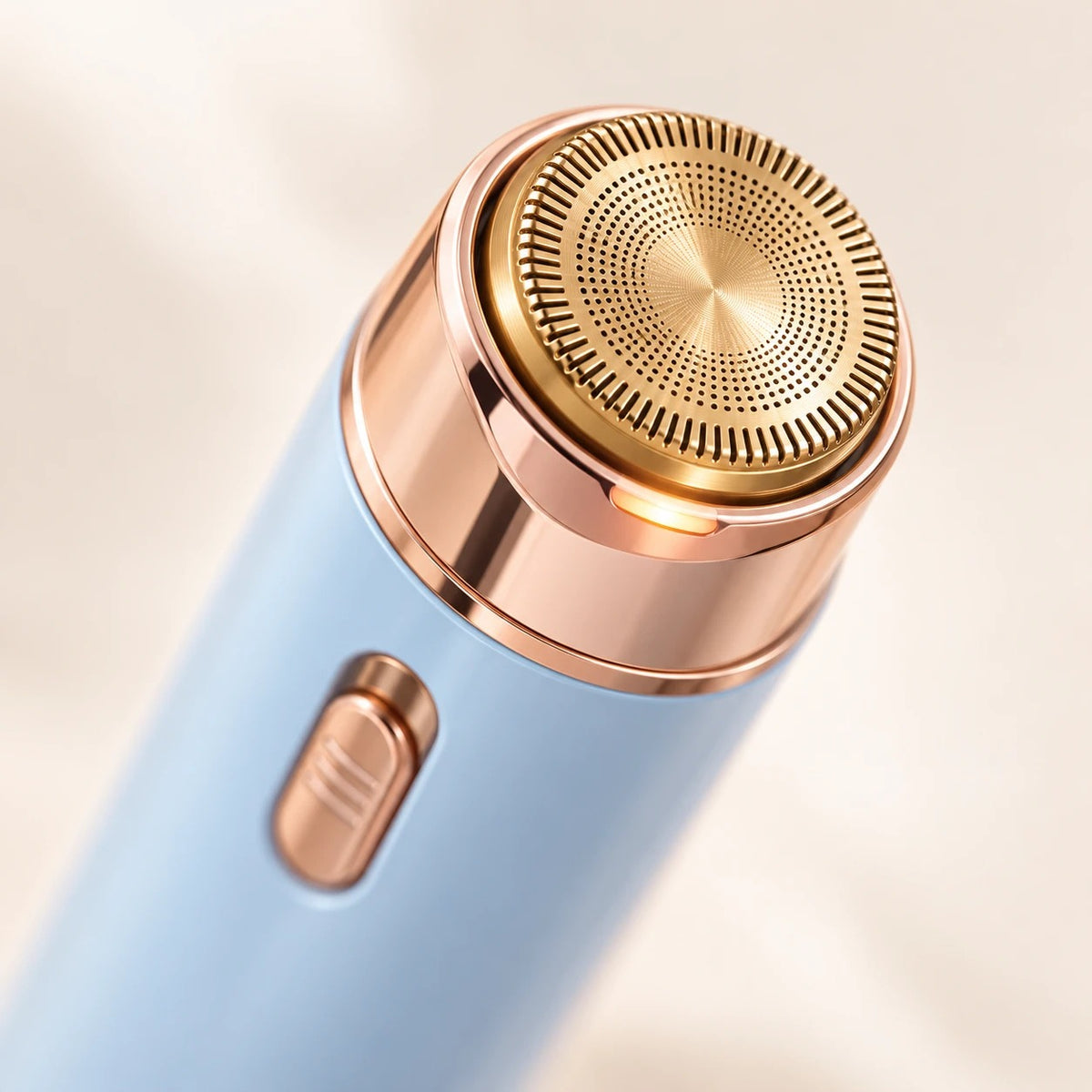Cabezal dorado de la depiladora facial con luz, de cerca