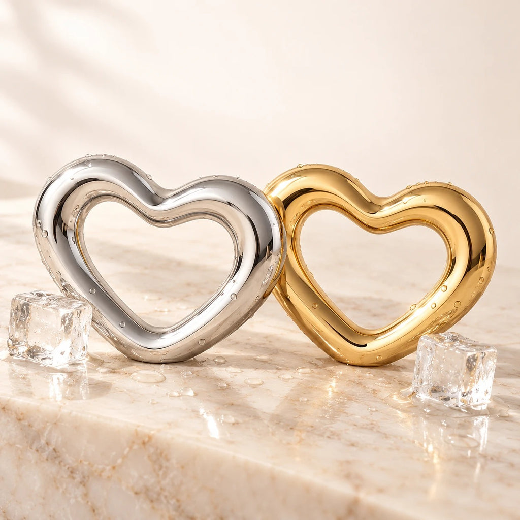 Gua sha corazón en plateado y dorado con cubitos de hielo