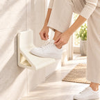 Atándose las zapatillas con el pie en el reposapiés
