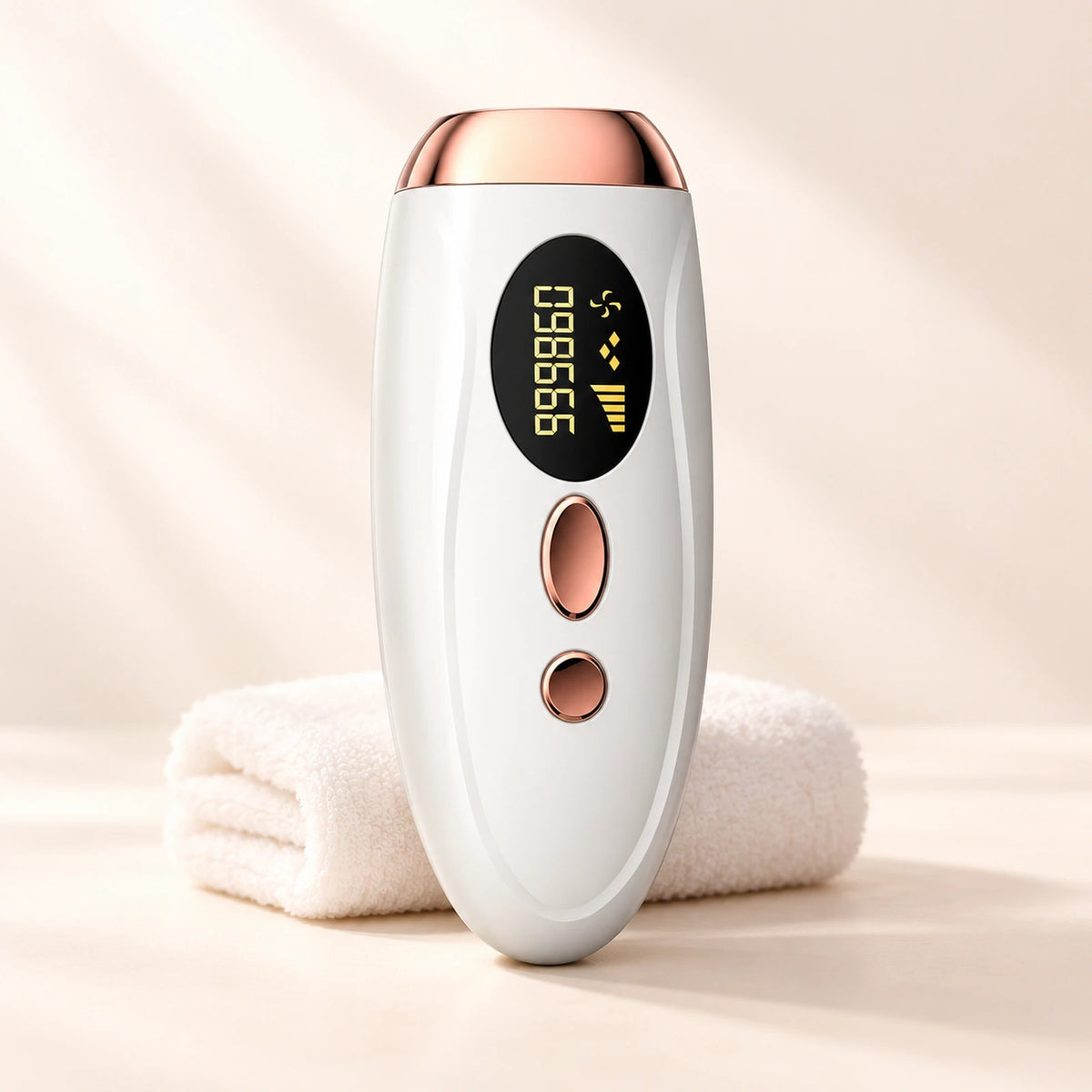Depiladora de luz pulsada IPL blanca y oro rosa junto a una toalla blanca
