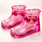 Botas para baño de pies rosas con agua y pétalos de rosa